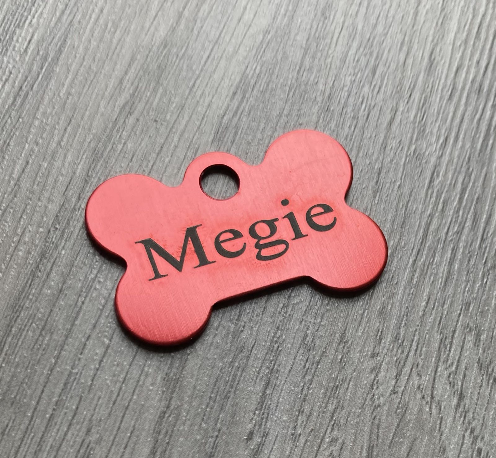 Trixie známka pro psa červená kost s rytím